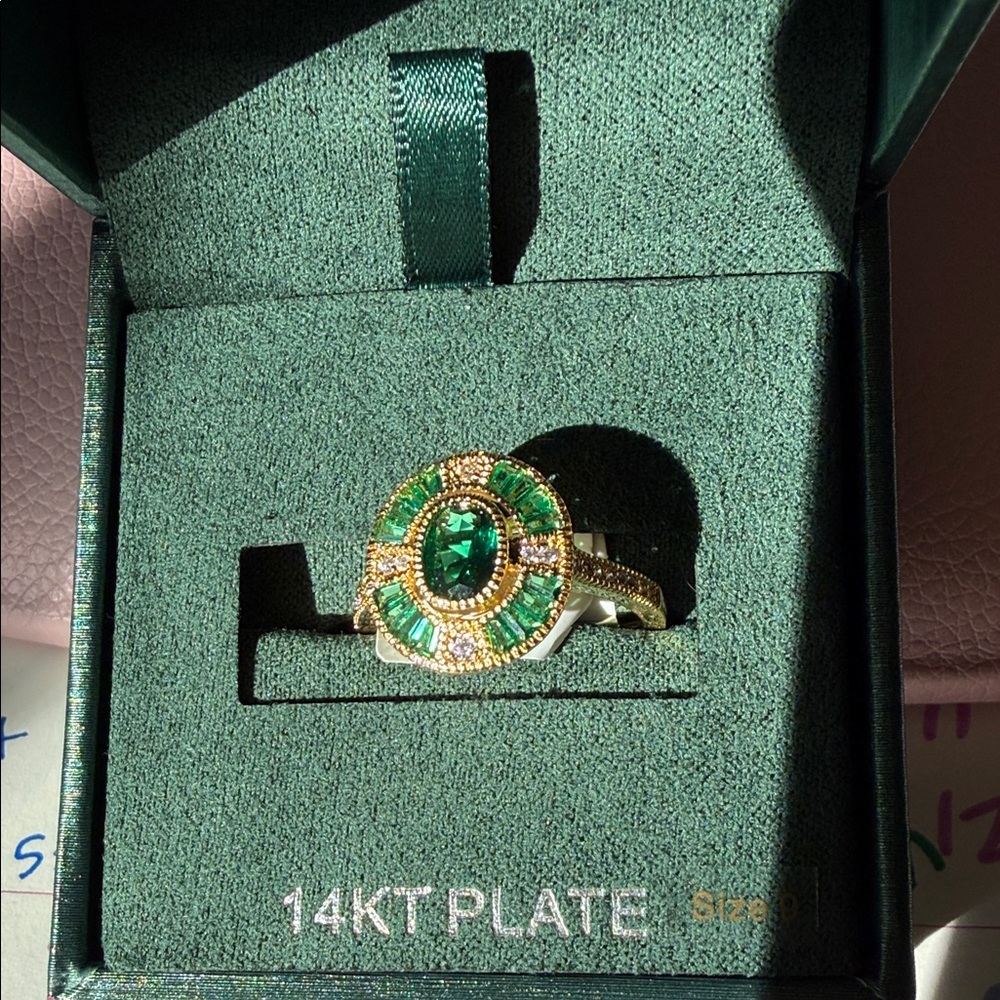 Emerald green and rhinestone Vintage look Gold Ring sz 9 - Picture 2 of 5